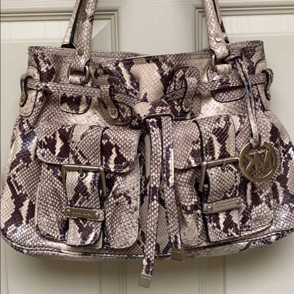 🍁👜🍂 MICHAEL KORS DRAWSTRING SATCHEL